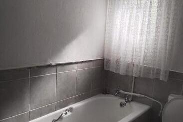 Пансион Valla S Self Catering