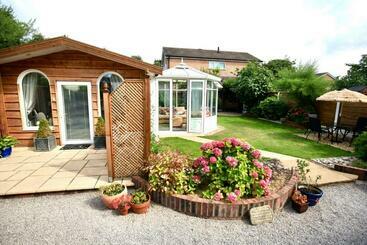 مبيت وإفطار Formby Pinewood Studio