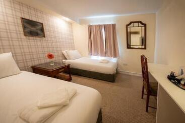 Отель Douglas Arms