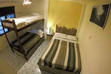 ユースホステル Hostal Moai