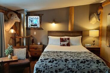 Motel Arctic Divide Lodge