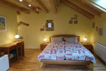 Aamiaismajoitus (B&B) Chambre Merisier Dans Une Ferme Avec étang Privé Au Coeur De La Région Des Mille étangs, Faucogney E