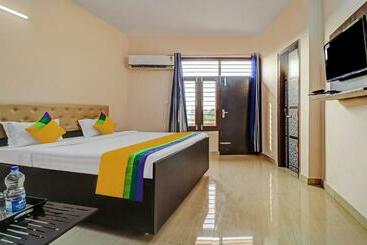 Hotel Itsy By Treebo  Divine Inn