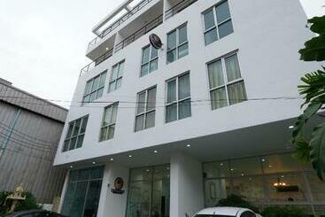 فندق Roomquest Bangkok Sukhumvit 50