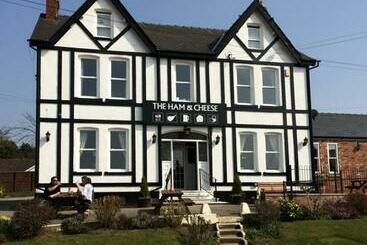 הוסטל The Ham And Cheese