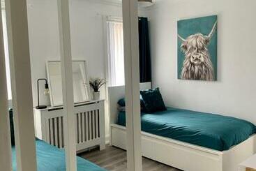 بنسيون Nevis Rooms   Self Check In With Free Onsite Parking