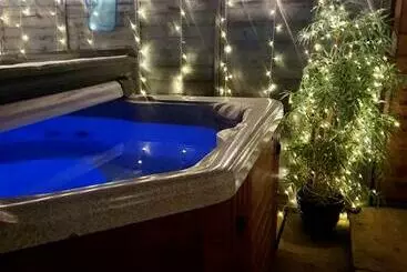 The Green Monkey Lux Suite At The Grumpy Schnauzer B&b Private Hot Tub, Gym, Breakfast, Stunning!