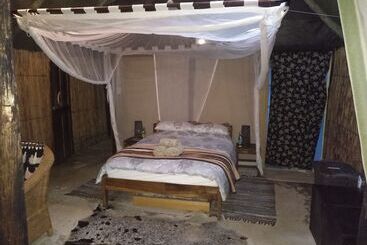 בית מלון כפרי Caprivi Houseboat Safari Lodge