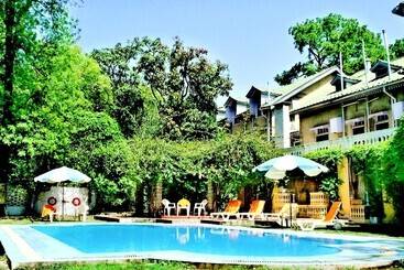 ホテル Welcomheritage Taragarh Palace