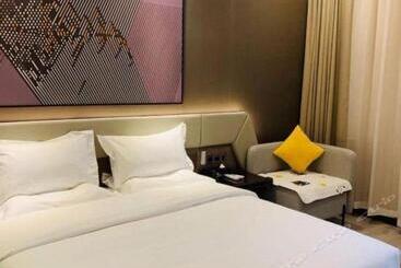 Iu Hotels· Wuhan Jianghan Road Metro Station