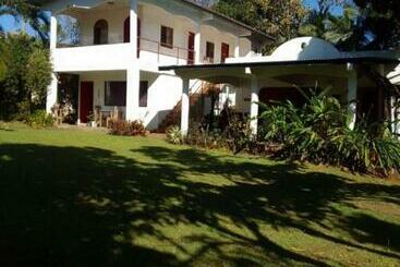 بنسيون Hostal Y Restaurante Los Tecales