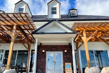 הוסטל Biwa Lakeside Cottage B B Dylan