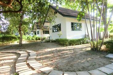 פנסיון Aura Park Resort