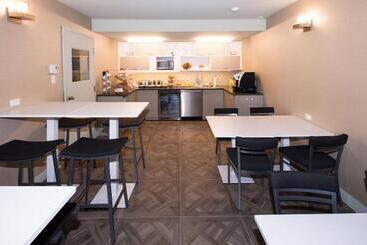 Le Chabrol Hotel & Suites