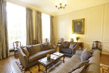 ホテル Chicheley Hall