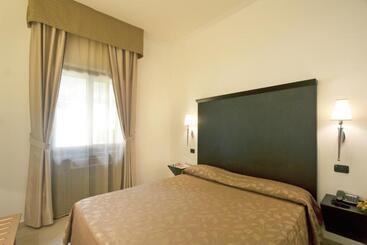 هتل Th Le Castella   Baia Degli Dei Village