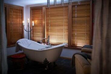 צימר Tomah Retreat   Studio Chill With Fireplace And Clawfoot Bath