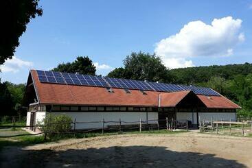 מלון דירות Szobi Malomkert Lovarda