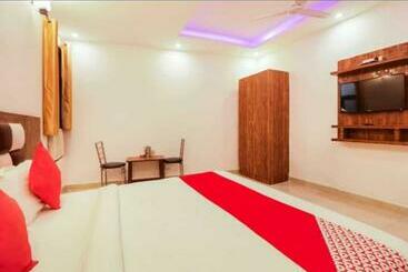 هتل Pop  Airport Golden