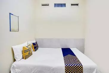 ホテル Spot On 91774 Kost Nusantara Sidoarjo