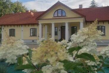 ベッドアンドブレックファースト Dom Weselny Dwór W Jurowcach