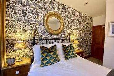 Пансион Elm Tree Lodge