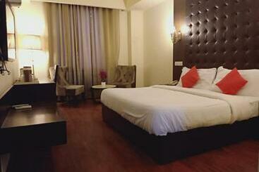 בית מלון כפרי Noor Mahal, Moga