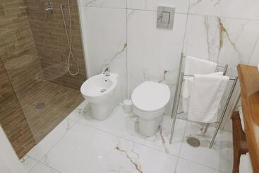 פנסיון Sisina Luxury Room Jacuzzi & Piscina