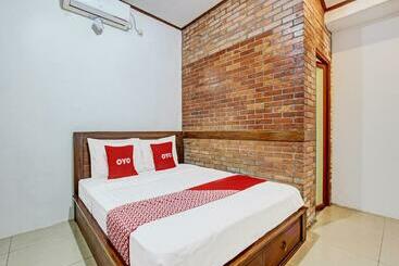 호텔 Oyo 92201 Nayo Homestay Syariah