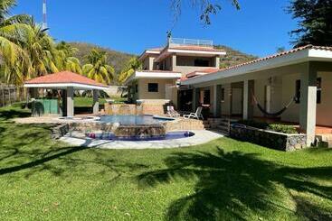 膳宿费 Beach On The Rocks