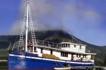 Bed & Breakfast Floating Hotel Innchanter