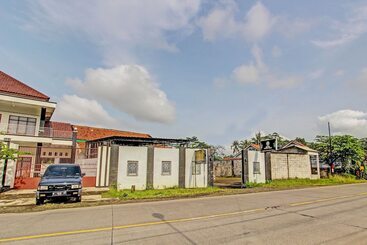 Spot On 92009 Hotel Indah Arum