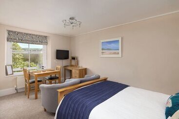 פנסיון Epchris House