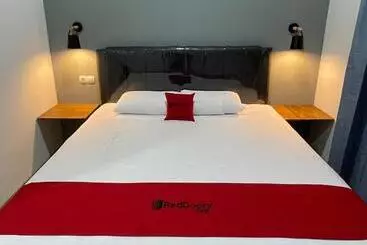 ホテル Reddoorz Plus Near Alun Alun Kota Bora