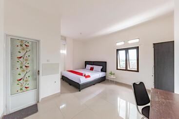 Hotel Reddoorz @ Suryakencana Bogor