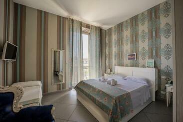 تختخواب و صبحانه New Sayonara