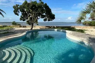 هتل Mwazaro Beach Lodge