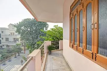 Hotel Oyo Flagship 70391  Babas House Banaras Railway Station