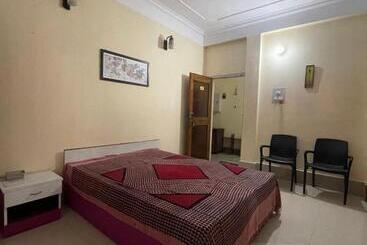 پانسیون The Choudhury Manor Homestay