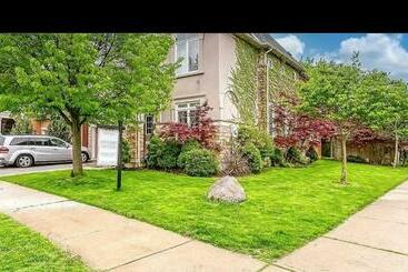 بنسيون Cozy Apartment In Oakville , Ontario , Canada