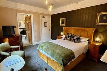 تختخواب و صبحانه The Old Registry Guest House