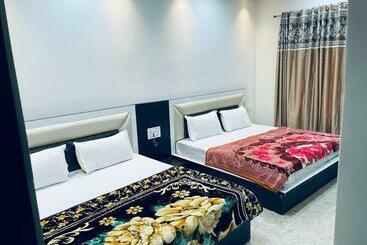 בית מלון כפרי Yuvraj Residency