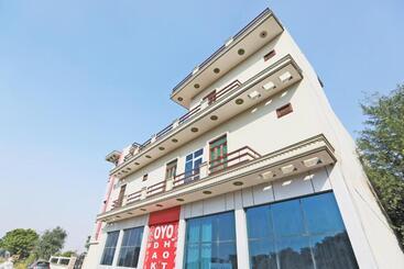 Hotel Oyo 62761  Daksh