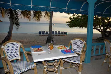 هتل Island Beach Comber