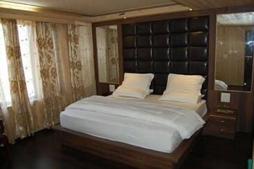 בית מלון כפרי Zahgeer Continental Gulmarg