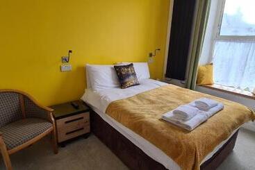 Torland Seafront Hotel Free Parking, Wi Fi, All Rooms En Suite