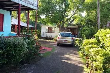 پانسیون Shades Cottage Guesthouse