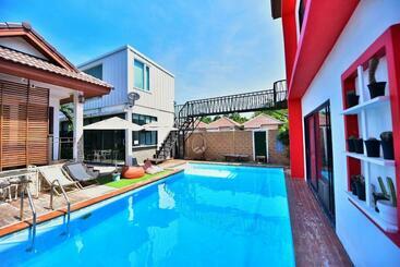 Lomakeskus Virawan Pool Kohlarn วิราวัน พลู รีสอร์ต ที่พักเกาะล้าน