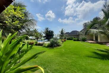 בית מלון כפרי The Kelong Trikora Resort