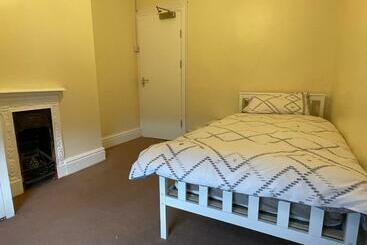 ベッドアンドブレックファースト Rooms In A Victorian Comfortable 4 Bedroom House In Milton Keynes Rooms Not En Suites